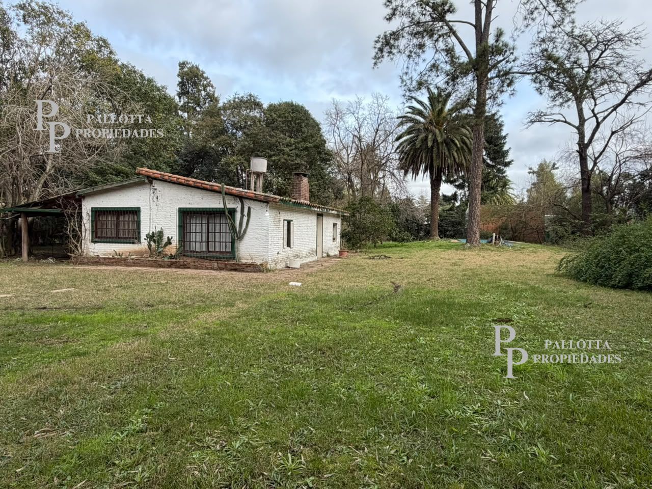 Terreno con dos casas, a refaccionar.