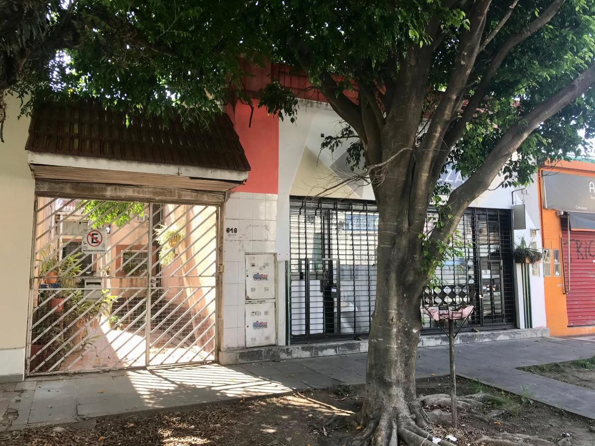 Local con Dos Dptos en Venta